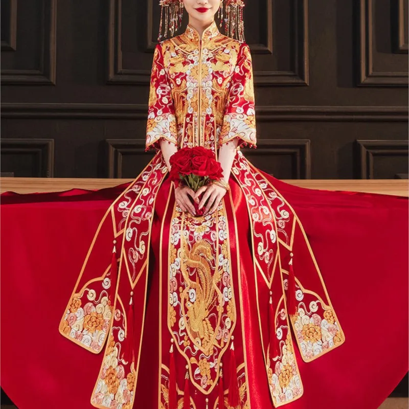 

The new style of dragon and phoenix gown is a traditional Chinese dress for wedding toasting