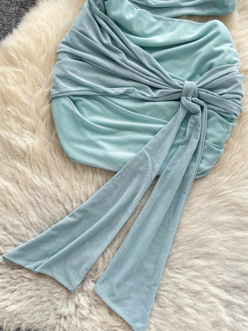 เดรสสั้นรัดรูปทรงบอดี้คอนสำหรับผู้หญิง แบรนด์ Foamlina ดีไซน์เซ็กซี่เว้าช่วงตัว สายเดี่ยวแบบสปาเก็ตตี้ ผ้ารัชด แต่งผูกเชือก ทรงเข้ารูป เหมาะสำหรับงานปาร์ตี้ แฟชั่นฤดูร้อน