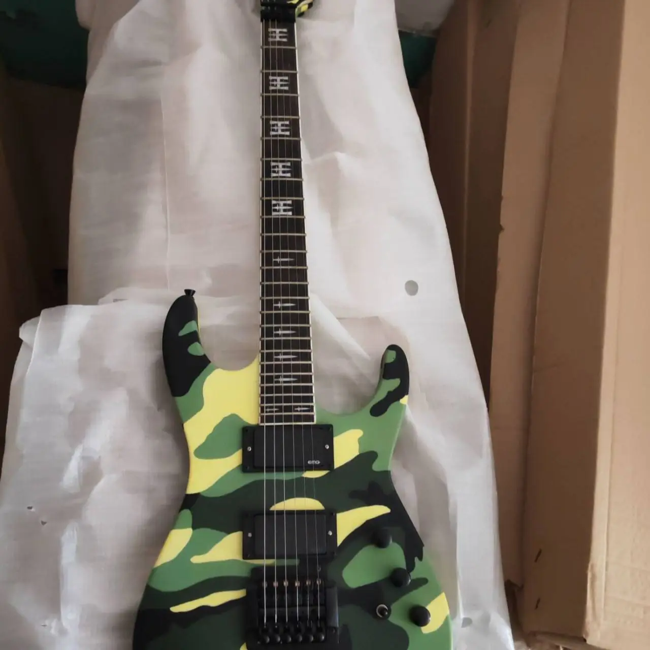 Custom Signature Urban Camo Green 24 Frets Electric Guitar Dagger Inlay Active Pickups