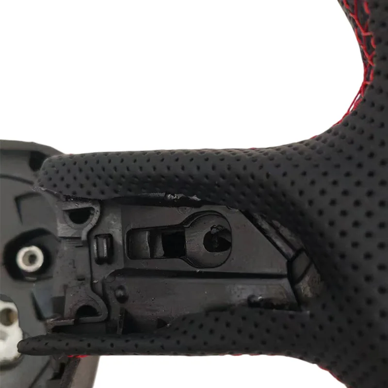 Geeignet für Audi Q5, halb perforiertes, rotes Lenkrad mit roter Rückführung, positiver Kennzeichnung und Heizfunktion am unteren Rand. – Detail 4