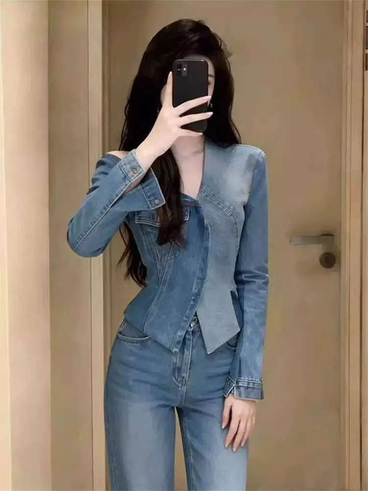 

Новая весенняя укороченная джинсовая рубашка 2026 года для женщин: уникальный асимметричный дизайн плеча, легкий люкс, омолаживающий эффект, стильный топ