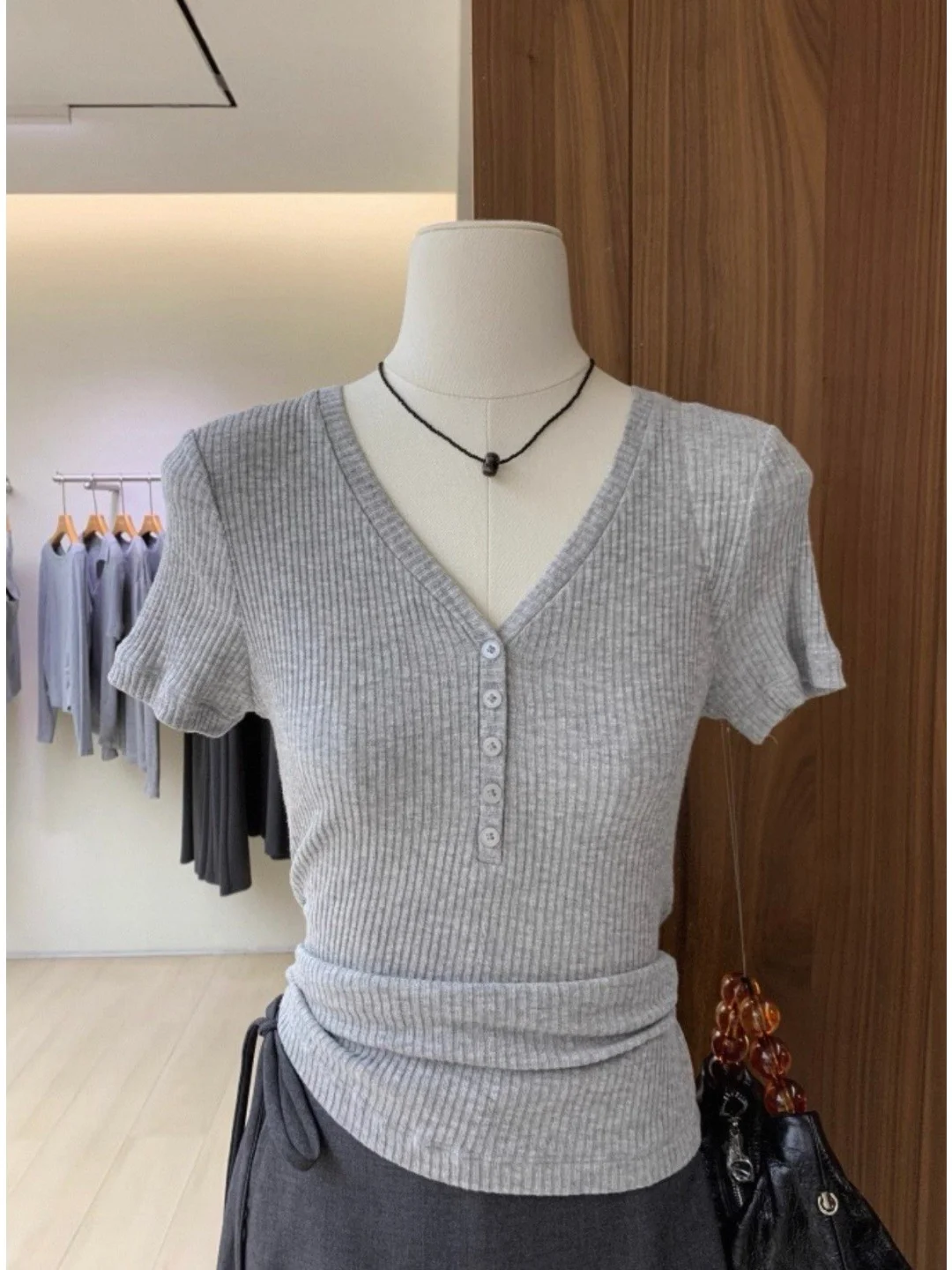 

Серая женская футболка с V-образным вырезом из ледяного шелка, вязаная, с коротким рукавом, летняя, уникальная, универсальная, приталенная, в повседневном стиле, дышащая, приятная к телу.