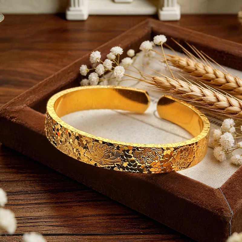 

Изысканный браслет-бэнгл для женщин с блестящим лотосом и надписью на удачу, 10 мм, из золота 24K (AU999) | Уменьшает объем запястья, осветляет цвет лица