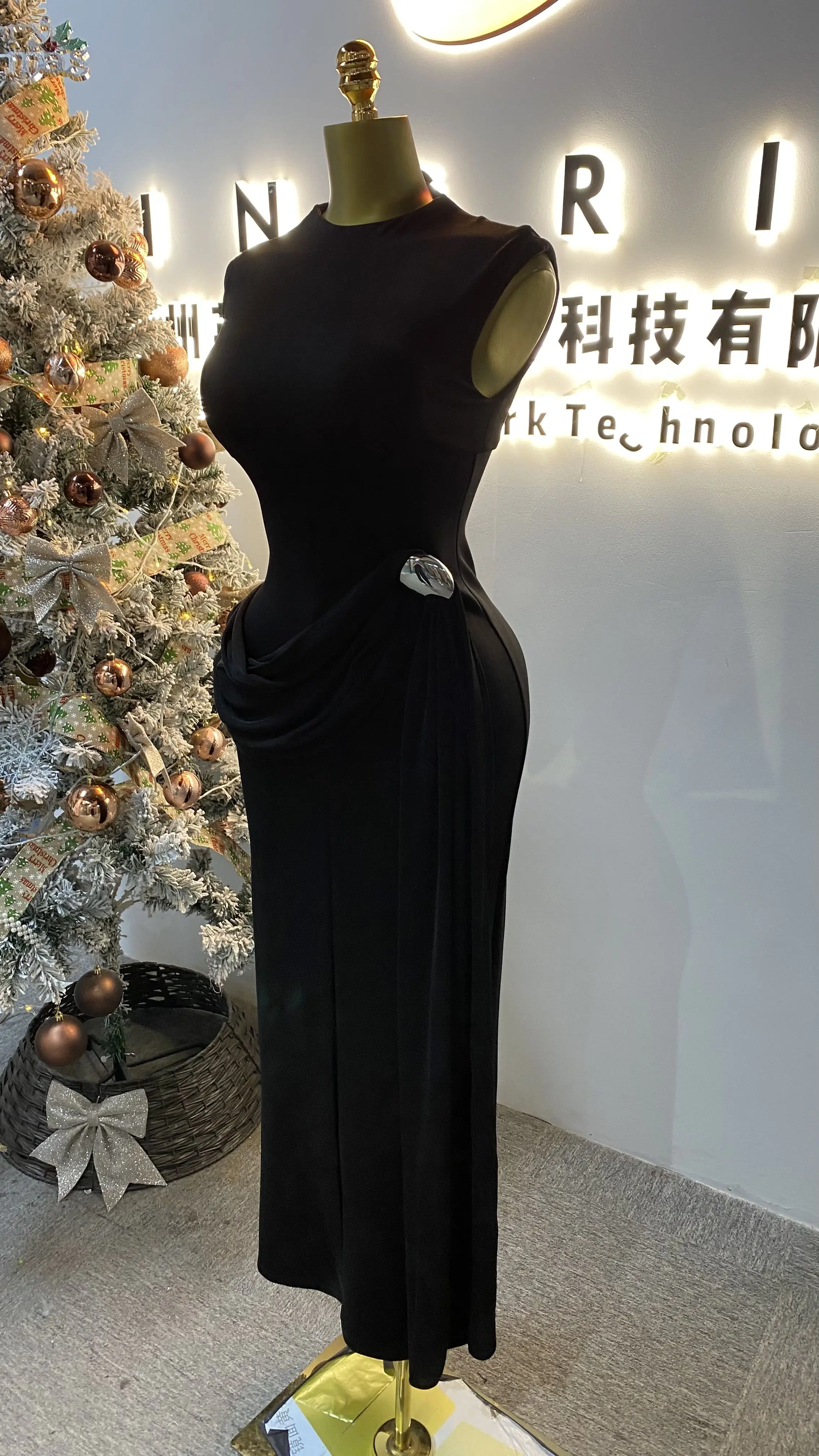 

Fashionable women's slim-fitting sequined minimalist dress with round neck and sleeveless design featuring pleats.-GZXX068