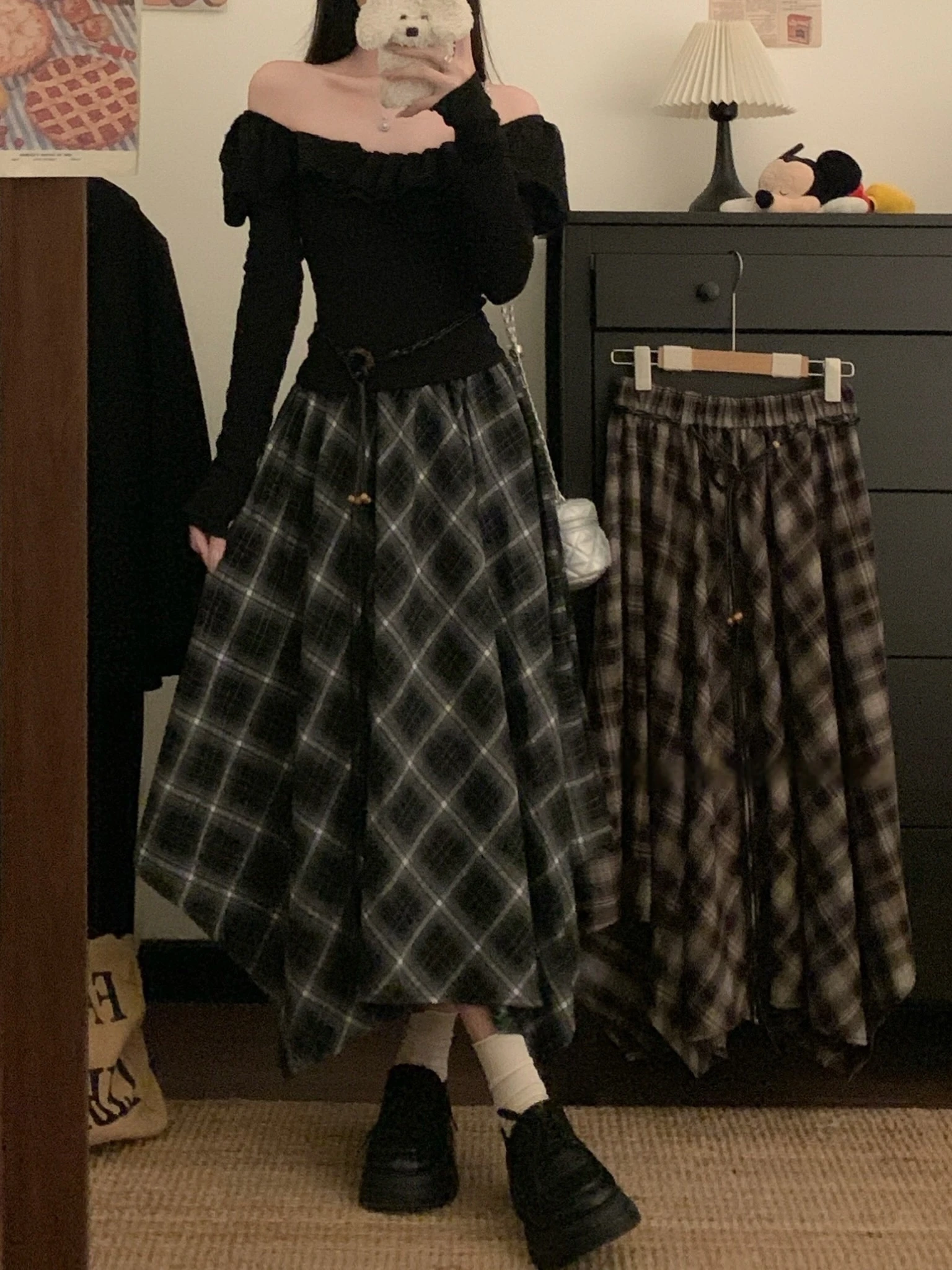 

Retro Asymmetrical Plaid Skirt Women's Autumn Winter 2025 New Frosted Large Swing Midi Skirt High Waist Polyester Elasti...