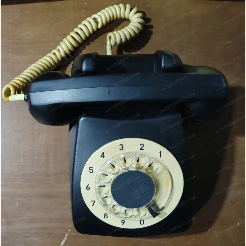 

Винтажный телефон-проигрыватель, ретро-декоративные элементы, антикварные старинные украшения, цветной ностальгический стационарный телефон, только для декора.