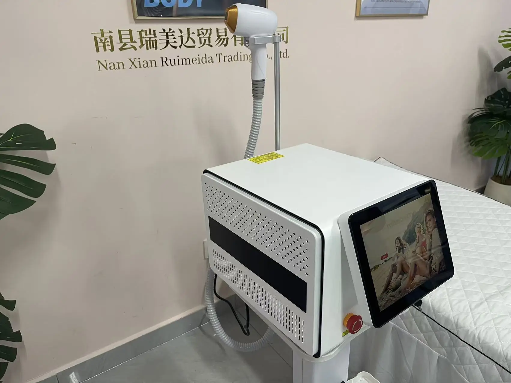 

Лазерный аппарат для удаления волос 3500W, популярная модель, три длины волны (755, 808, 1064 нм), диодный лазер Ice Platinum, высокая эффективность.