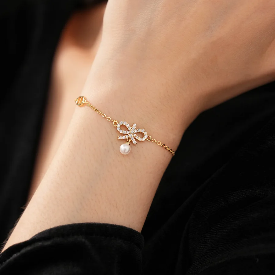 

A beautiful zircon butterfly knot imitation pearl bracelet suitable for women and young girls A luxurious designer jewelry gift