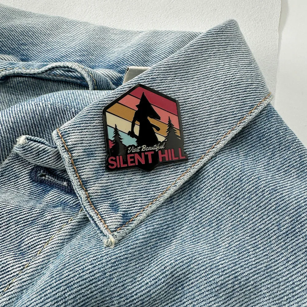 Pyramid Head besucht Beautiful Silent Hill Emaille-Pin Horror-Spiel-Brosche Retro-Sonnenuntergang-Abzeichen Rucksack-Accessoire Fan-Halloween-Geschenk – Detail 6