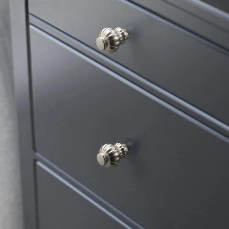 Elegante Schrankgriffe im französischen Stil für Kleiderschränke und Schuhschränke / Zeitgenössische Schrankgriffe und Knöpfe in Silber-Ausführung 96mm – Detail 4