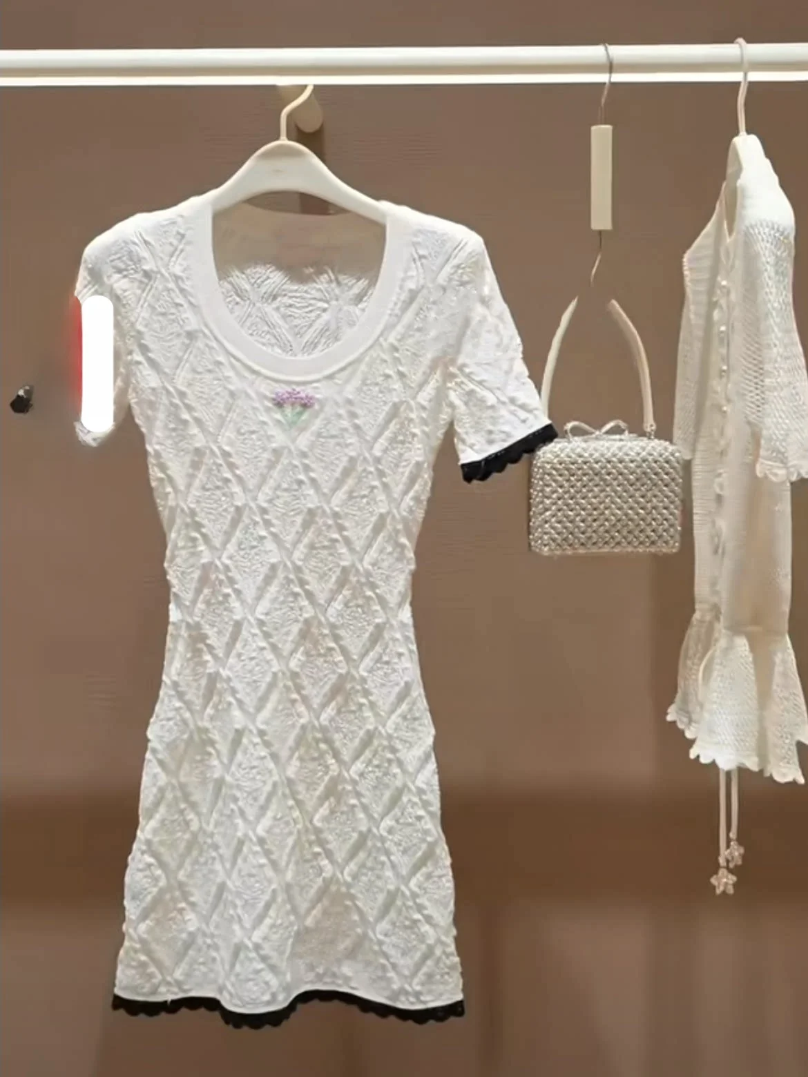 

Heidd SP2026 Новое весеннее белое платье с вышивкой, круглым вырезом, короткими рукавами и ажурным цветочным узором, женское модное платье А-силуэта