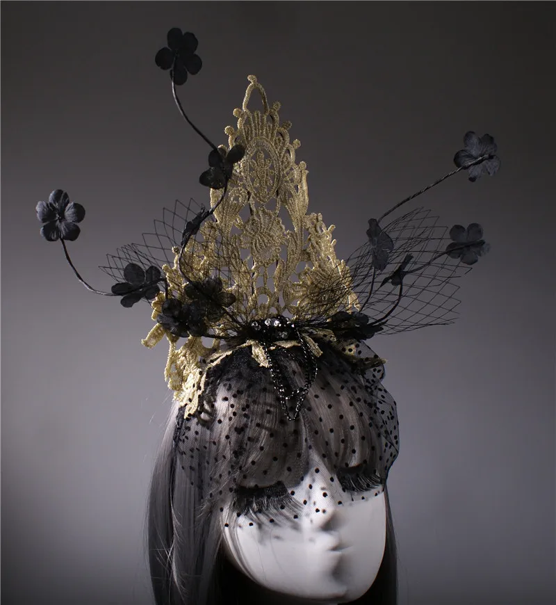 Gouden driehoek overdreven podium catwalk model catwalk decoratie concurrentie mysterieuze sluier haaraccessoires pompeuze hoofddeksel