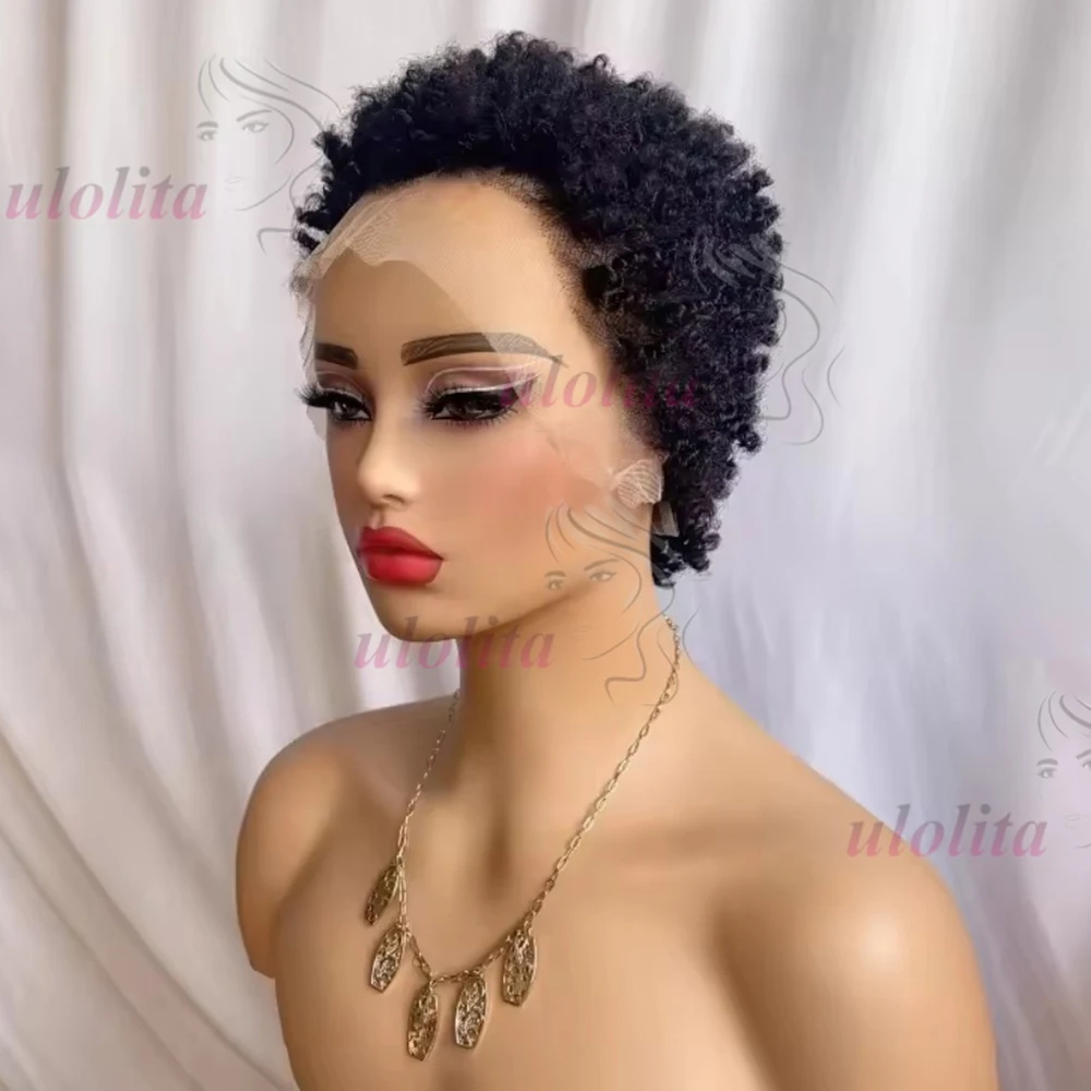 Premium 13x4 Lace Front Kurze Caterpillar Lockige Echthaarperücke in Naturfarbe aus brasilianischem Remy-Haar, geeignet für den täglichen Gebrauch von Frauen. – Detail 4