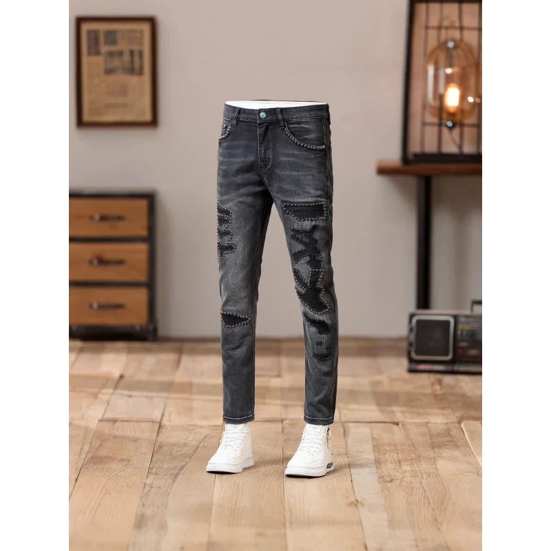 جينز شخصي بتصميم مزخرف لخرز الأظافر، رقع مثقوبة للرجال، مقاس نحيف عصري، سراويل رجالية صغيرة مستقيمة الساق في الشارع