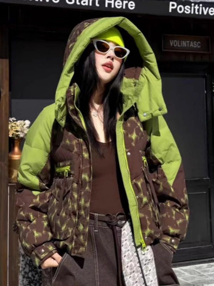 เสื้อแจ็คเก็ตขนเป็ดสั้นแบบใหม่สำหรับฤดูใบไม้ร่วงและฤดูหนาว ดีไซน์ทันสมัยแบบแพทช์เวิร์ค เสื้อแจ็คเก็ตพัฟเฟอร์สำหรับผู้หญิง ให้ความอบอุ่น บุด้วยขนเป็ดขาว ป้องกันลม