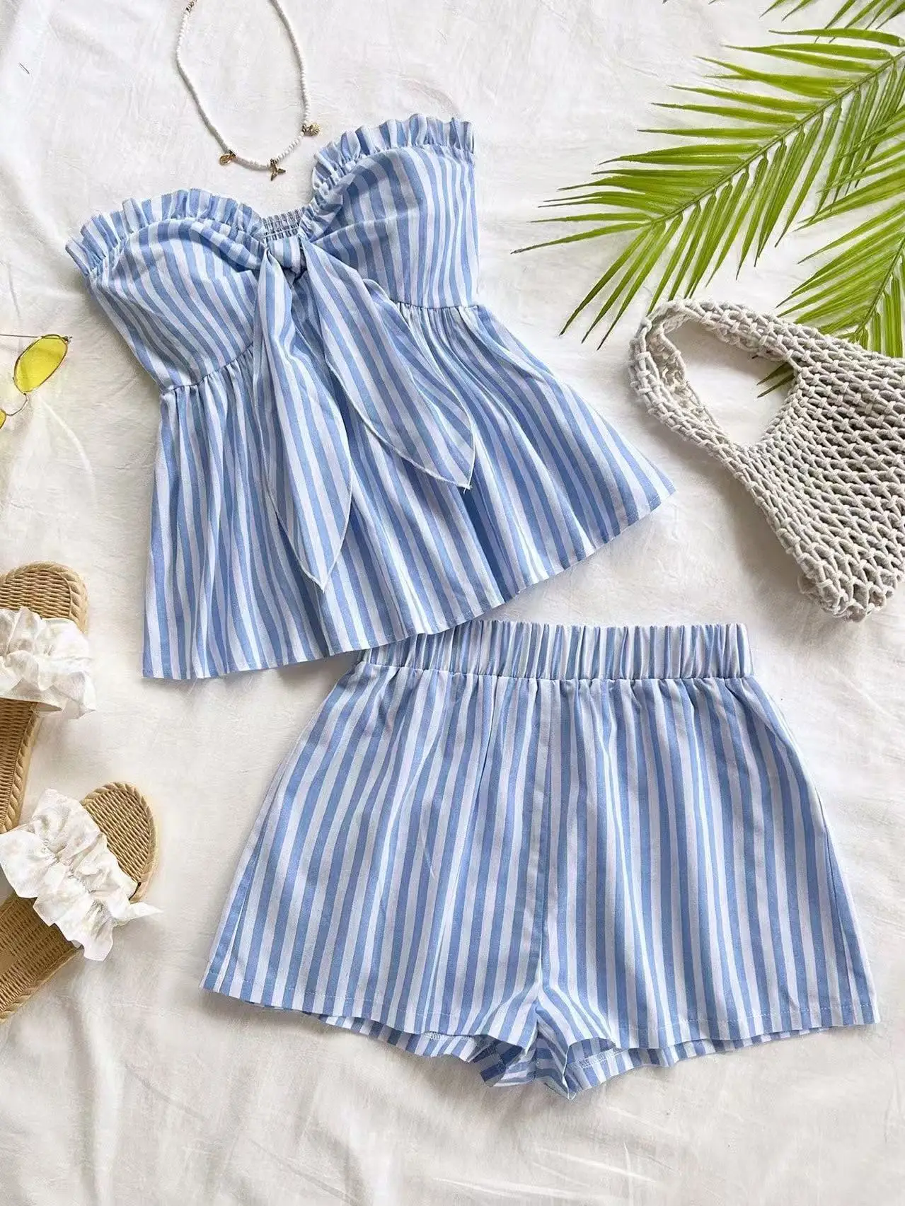 

Женский комплект из двух предметов: синий полосатый топ и повседневные полосатые шорты.