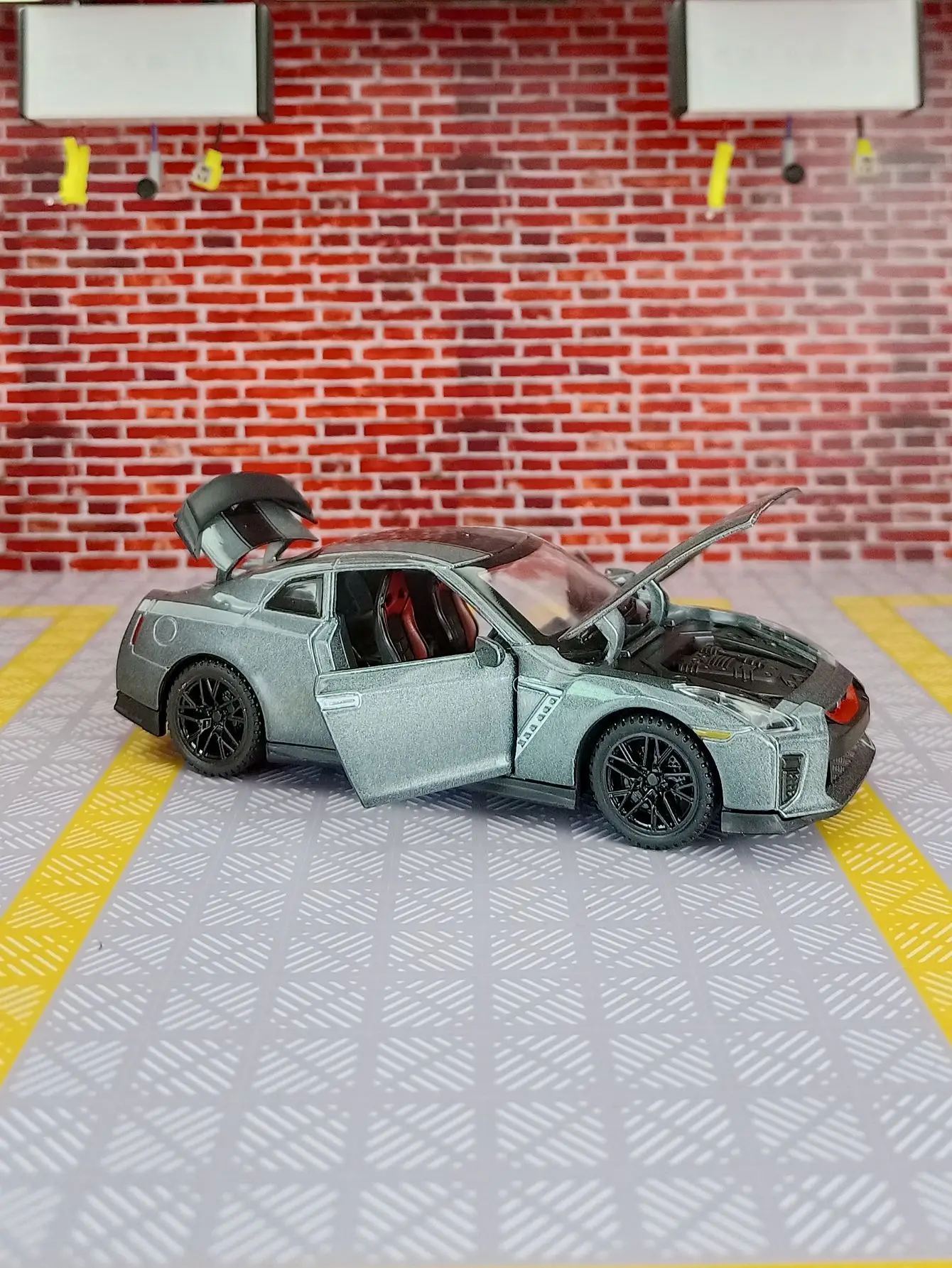 1:32 Nissan skyline GTR R35 car model doors and the front hood and trunk door can be opened has sound and lighting functions