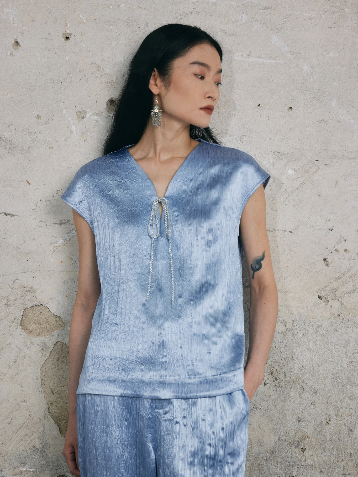 

Синяя плиссированная блузка из ацетата с V-образным вырезом, оригинальный китайский стиль, женская, для повседневной носки, дышащая, тонкая, летняя