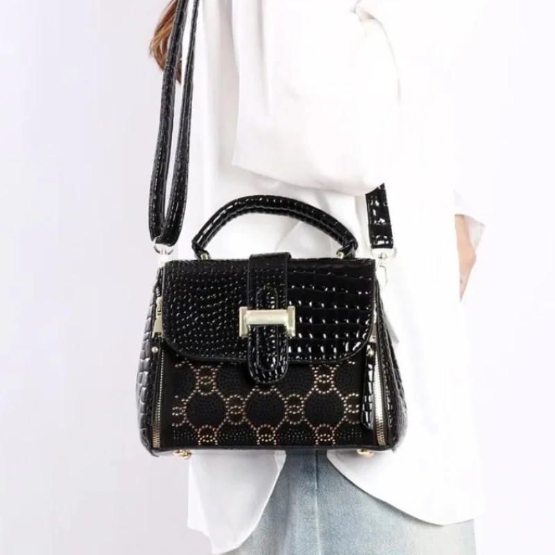 

Новый европейский и американский стиль, легкая роскошная, универсальная и нишевая женская сумка через плечо на осень и зиму 2025 года.