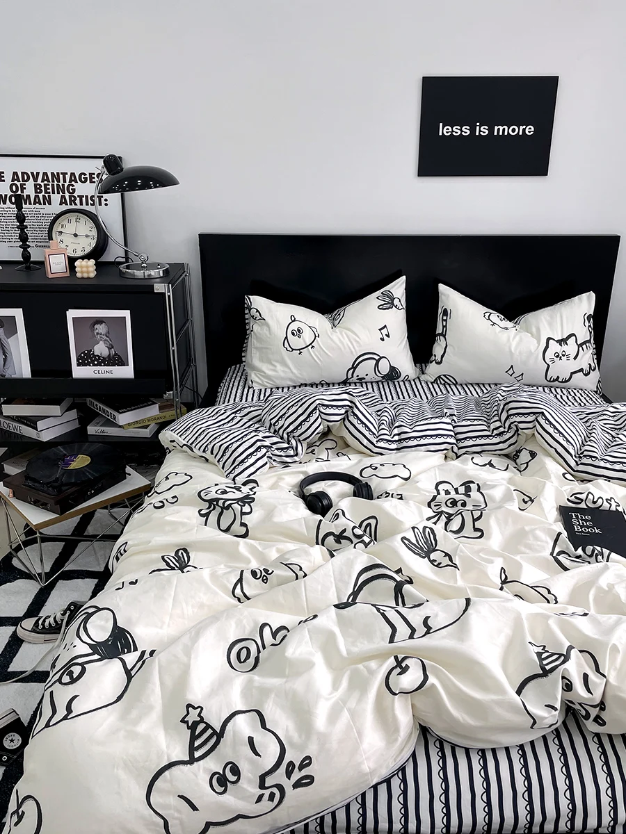 

HuaTianXiaoXi Pure Cotton Cartoon Duvet Cover And Bed Sheet Set in Black And White with Doodle Design Student Warmth Retention