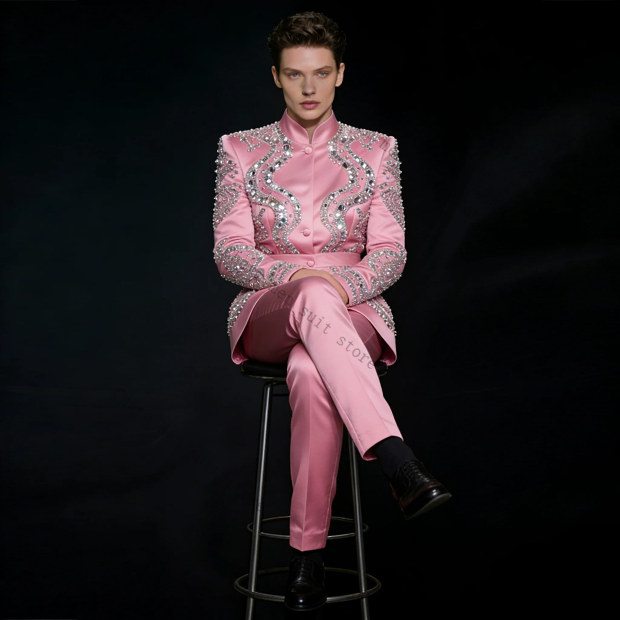 

Мужской костюм с блестящими кристаллами, розовый, 2 предмета: атласный пиджак + брюки, свадебный смокинг, для офиса, деловой, для жениха, пиджак-куртка