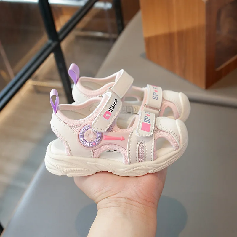 

Летние детские сандалии 2026 для девочек, мягкие, удобные, с закрытым носком, защитные, мультяшные, красочные, милые туфли для детей, летние для мальчиков и девочек