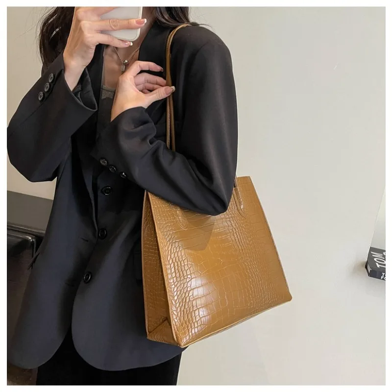 Simple Large-capacity Shoulder Bag for Women Autumn New Fashion Shoulder Bag Leisure Commuting Portable Tote Female Shoulder Bag