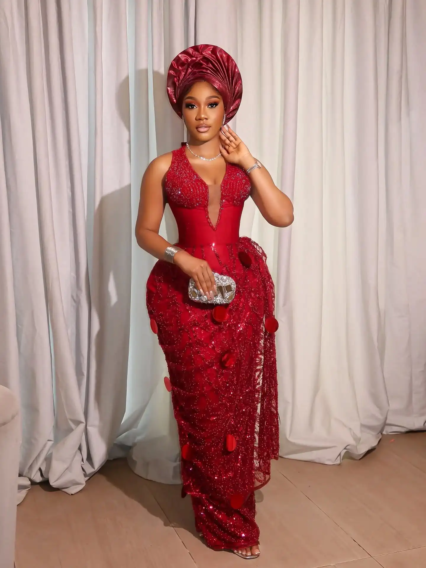 最新のレッドスパンコールレースイブニングドレスかわいいVネックストラップレスロングフォーマルドレススパークリングスパンコールウェディングカクテルドレス