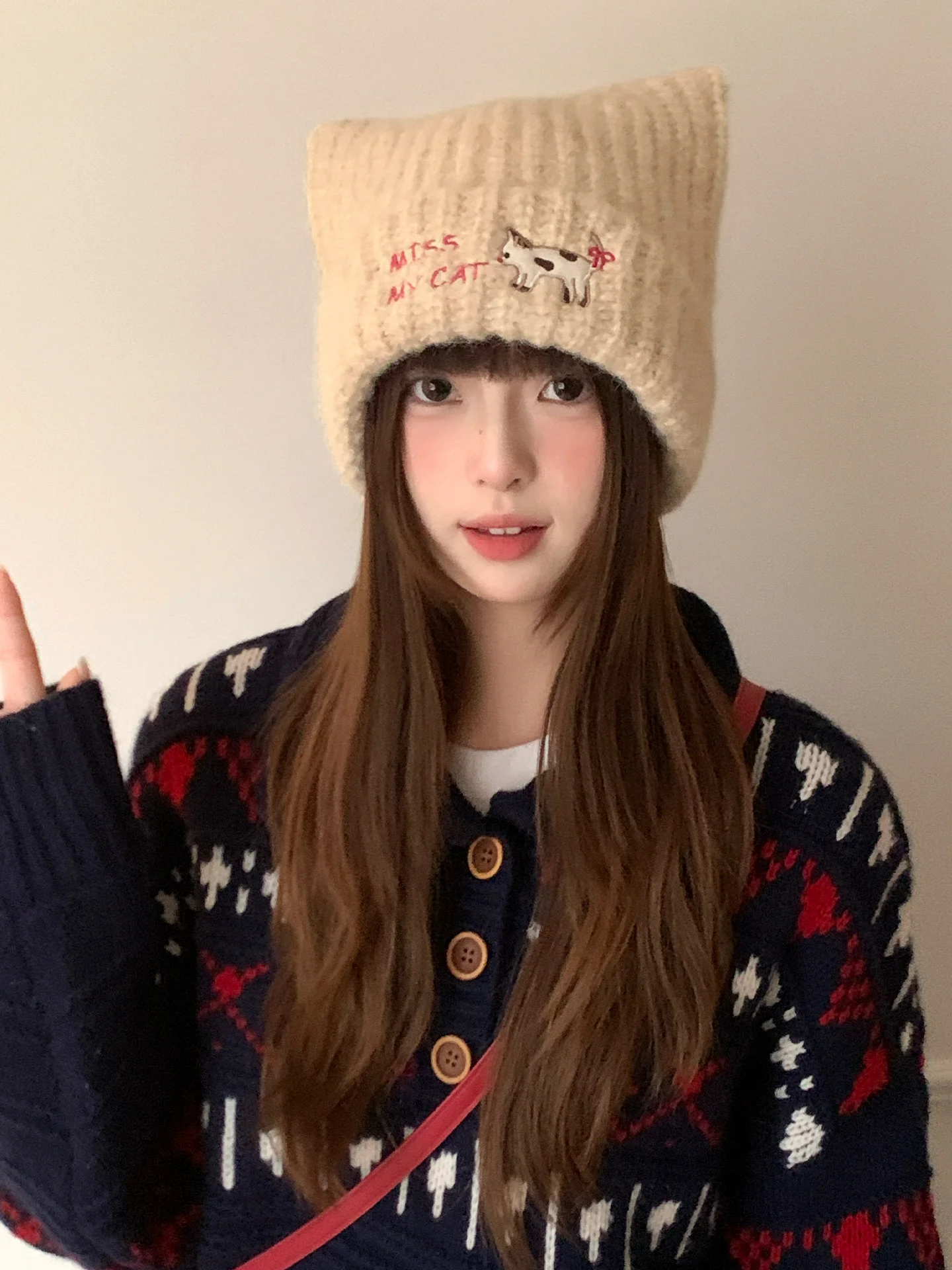 Cappello lavorato a maglia blu di lana ricamato con orecchie di gatto carine per le ragazze per tenere al caldo in inverno