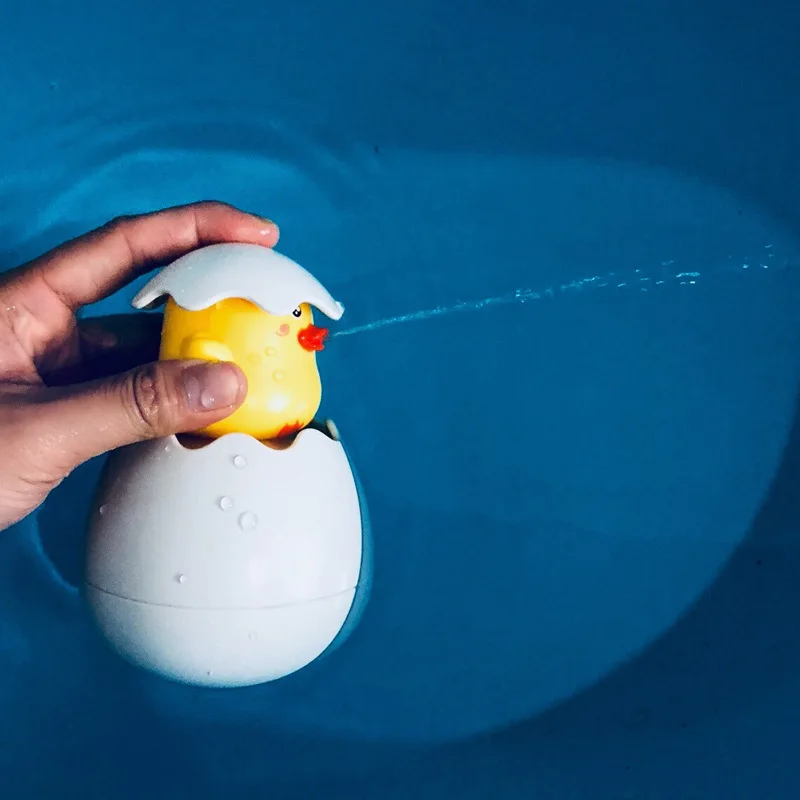子供用お風呂のおもちゃセット - 水を噴くペンギン、アヒルの子、卵殻、浮遊するスプリンクラー、赤ちゃんの浴室用の楽しいシャワーおもちゃ