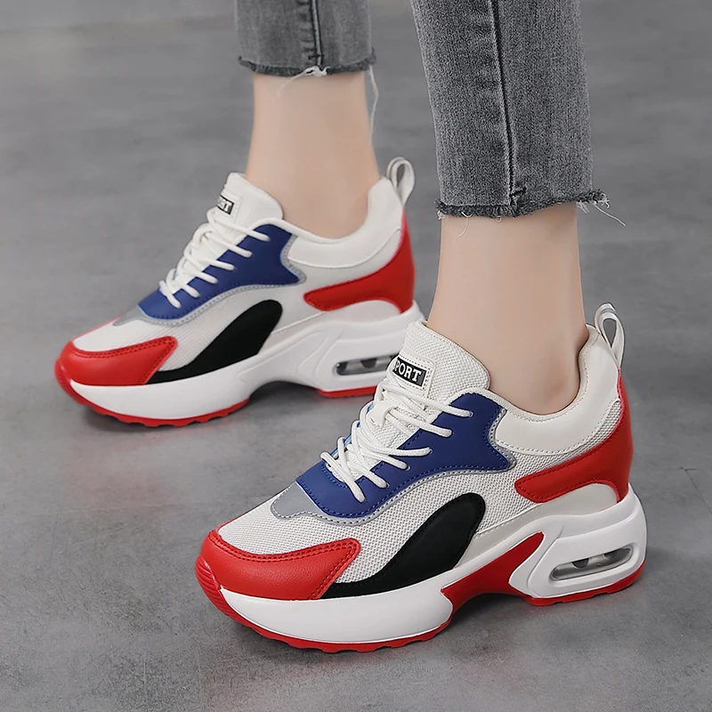 Women\'s color blocked height increasing sports shoes are breathable, comfortable, shock-absorbing, and casual sports shoes