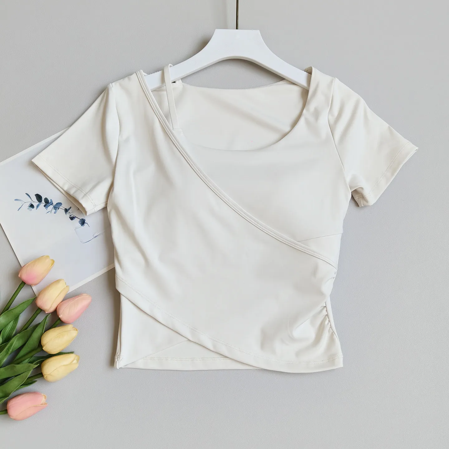 Kurzärmelige Yoga-Kleidung für Damen mit Brustpolster, atmungsaktiv, schnelltrocknend, schlankmachend, für Laufen, Pilates, Fitness, Kurzarm-Oberteile – Detail 5