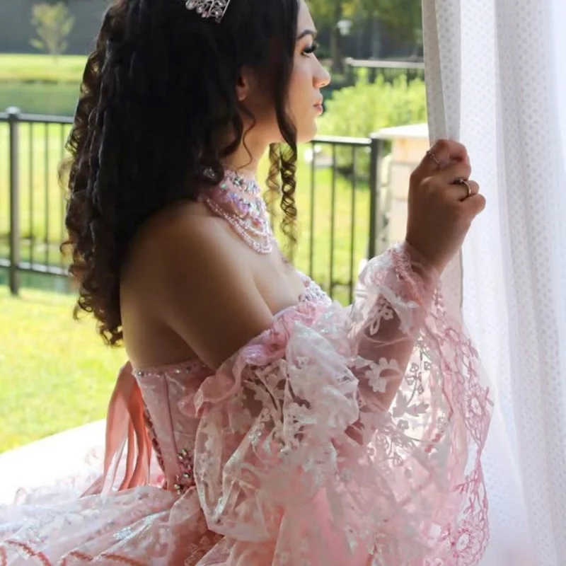 Glänzendes blaues Quinceanera-Kleid mit glitzerndem Kristall-Blumen-Aufkleber, Spitze, Schichtung, langer Schwanz, Schleife, Vestidos de 15-Quinceanera ﻿ Passen Sie an