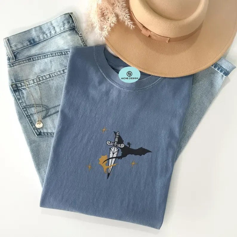 تي شيرت مطرز التنين الراحة الألوان Booktok Fandom التي شيرت رومانسية كتاب تي شيرت الخيال Bookish Merch خمر الأسود الداكن