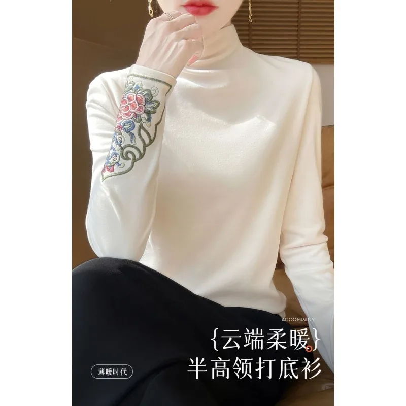 Autunno Inverno Mezza Dolcevita Camicia con fondo in velluto tedesco Donna T-shirt a maniche lunghe stile etnico retrò Top caldo ricamato