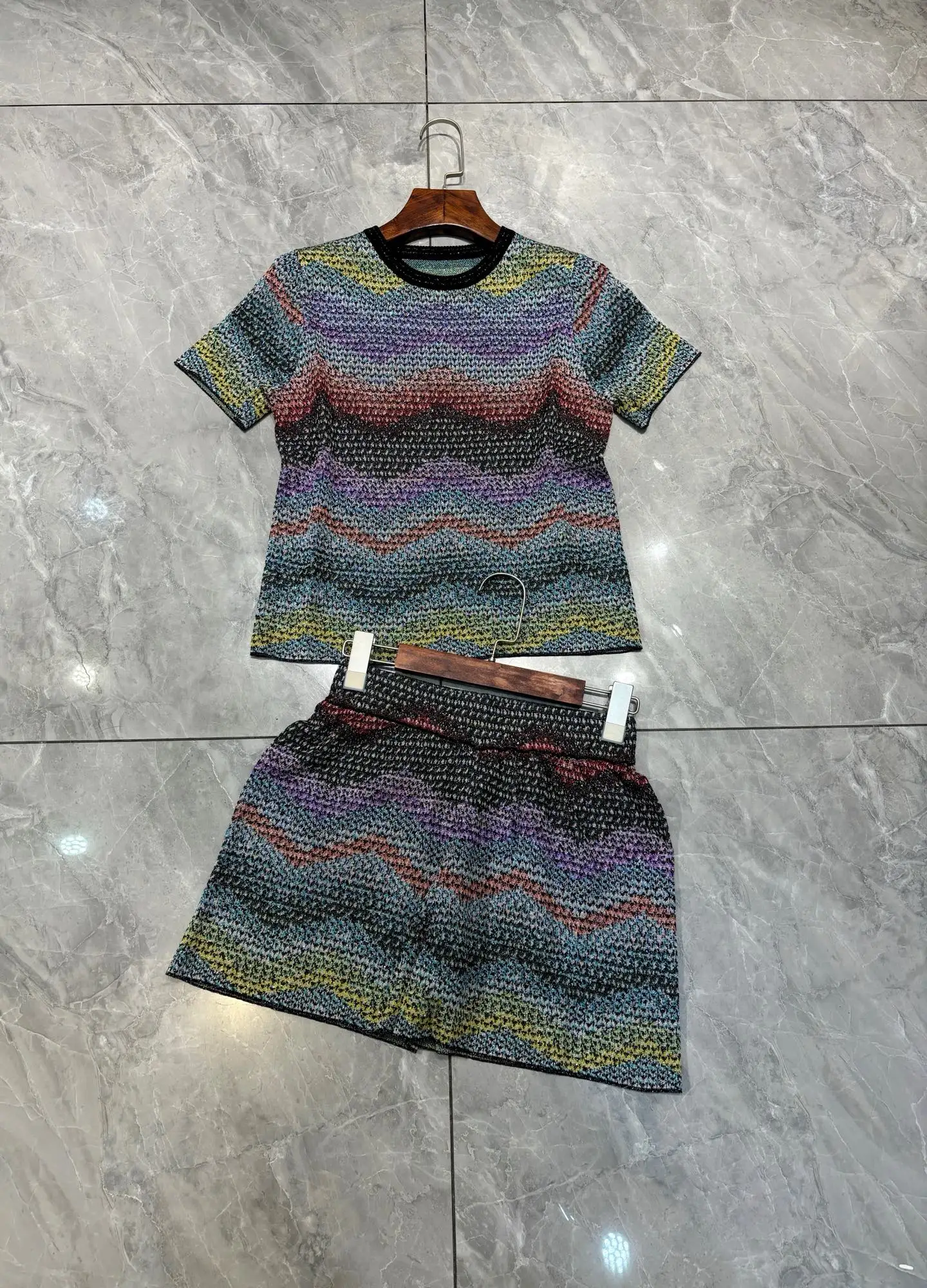 Women Zigzag Round Neck T-shirt + High Waist Shorts Set