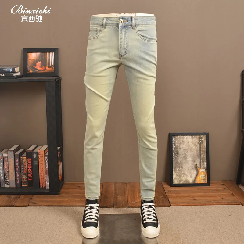 2025年夏 レトロライトカラージーンズ メンズ、ライトラグジュアリーでトレンディ、伸縮性がありスリム、小足、ヴィンテージカジュアルメンズパンツ