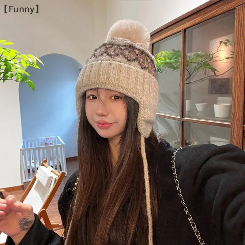[مضحك] قبعة بيني محبوكة من قماش الجاكار بتصميم جزيرة الجنية الرجعية للنساء للخريف والشتاء الدافئ متعددة الاستخدامات قبعة حماية الأذن اللطيفة بوم بوم