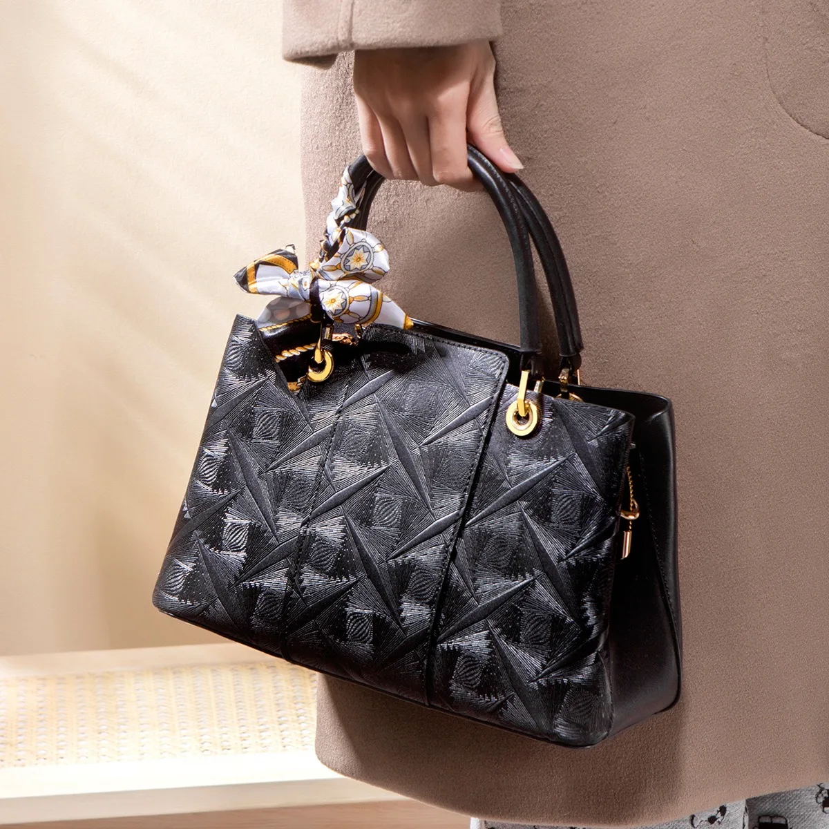 

2025 New Atmospheric Middle-aged Ladies Large Capacity One-Shoulder Tote Crossbody Bag