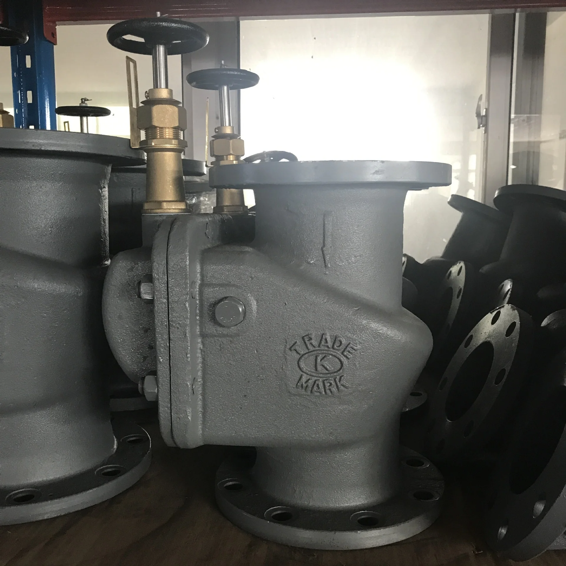 الصلب المصبوب البرونزية مركبة بحرية المسمار أسفل صمام العاصفة العمودية نمط أفقي صمام العاصفة