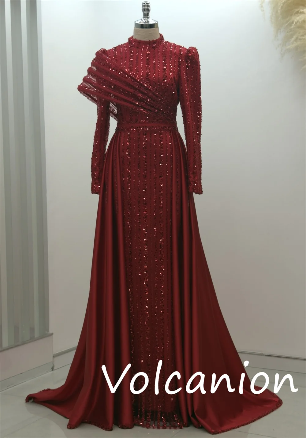 Abiti lunghi personalizzati con colletto a trapezio con pieghe in paillettes Charmeuse di alta qualità Occasioni su misura Sparkle