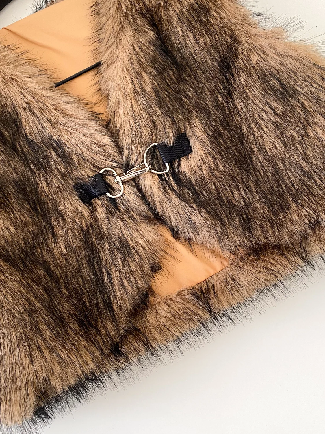 통근용 슬레 V넥 퍼리 베스트 여성용 싱글 버튼 슬레 인조 모피 플러피 베스트 고급스러운 느낌의 아우터웨어