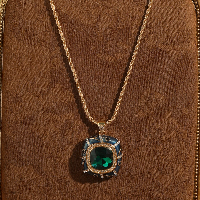 

Vintage Emerald Crystal Necklaces Luxury Designer Jewelry Hidden Blue Enamel Square Pendant Gold Color Chain Valentine Day Gift