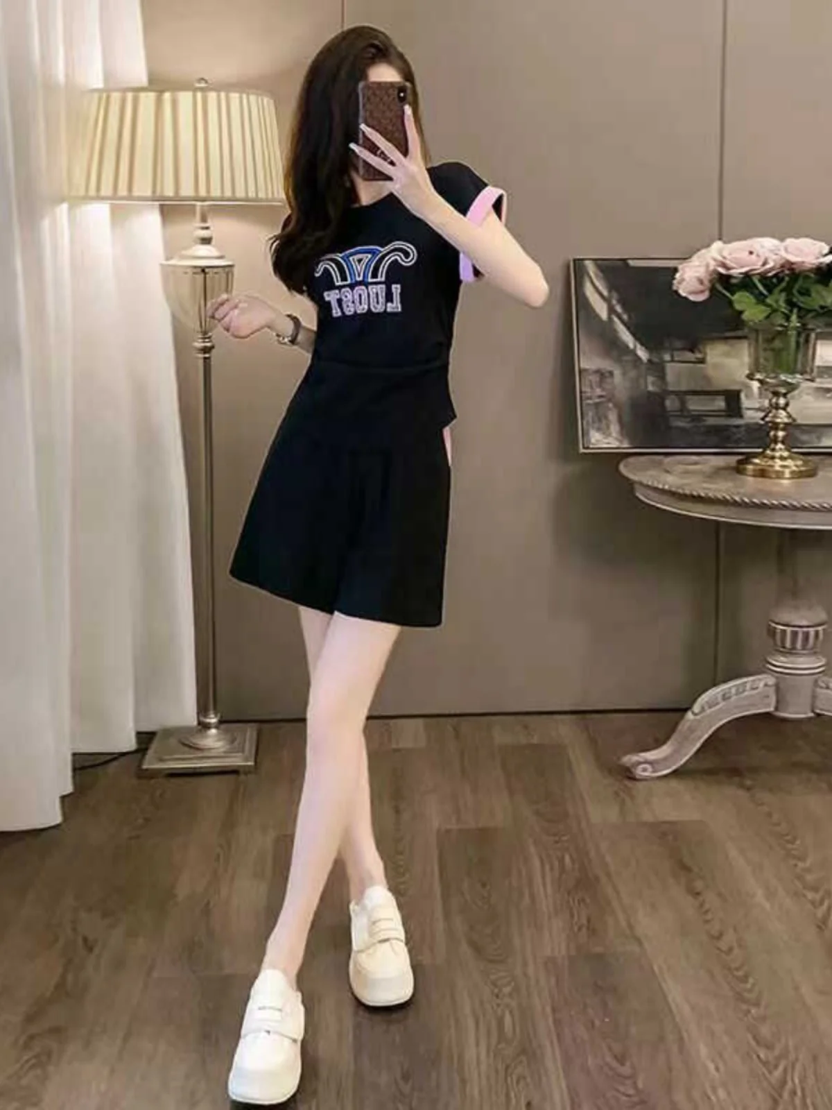 

Новый женский спортивный костюм 2026: футболка и шорты, комплект из двух предметов, летний, без рукавов, модный, молодежный спортивный костюм