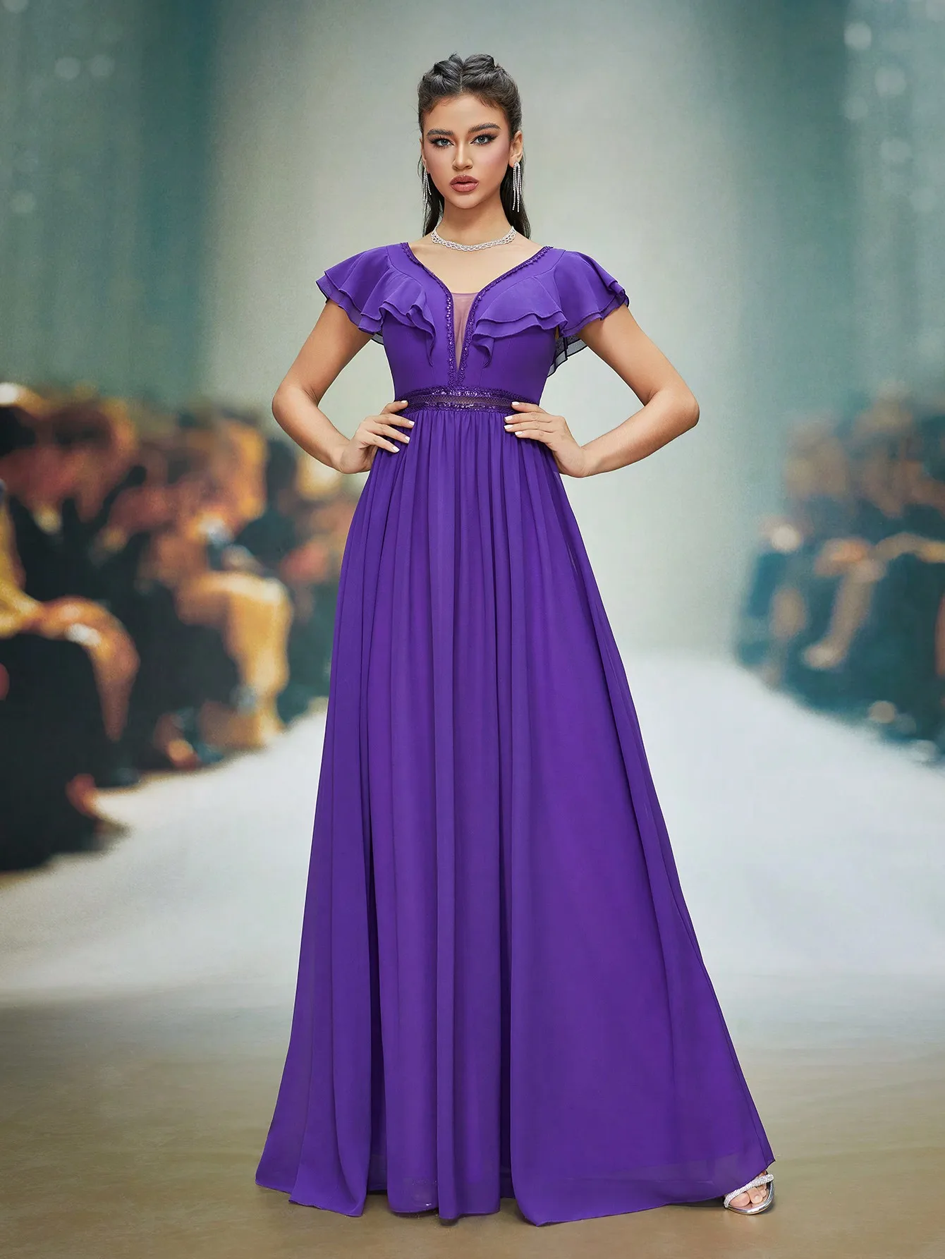 

Изысканное вечернее платье с V-образным вырезом, жемчугом, шифоном, рукавами-крылышками, цветочным декором на талии и пышным подолом.