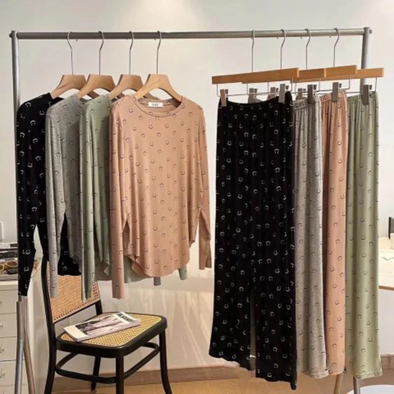 

Новый женский комплект для сна и отдыха: пижама из двух предметов (футболка с длинным рукавом и длинные брюки) с принтом «смайлик», мягкая, приятная к телу, спортивная, комфортная.