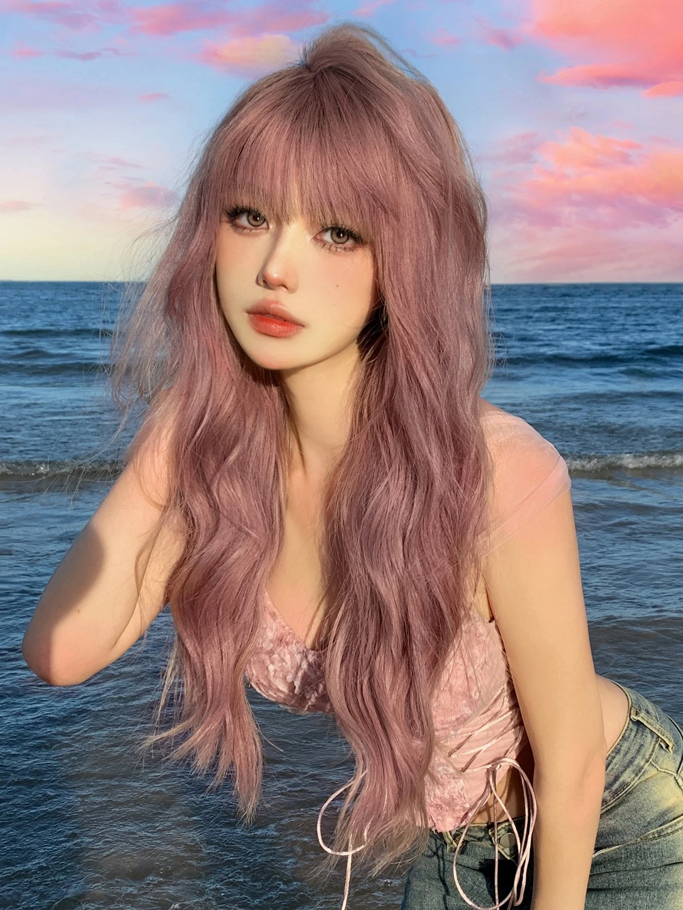 

Синтетический термостойкий парик, укладка — длинные розовые кудрявые волосы, с челкой, имитирующей линию роста волос, длина 26 дюймов (сантиметров), из синтетического волокна, для повседневного ношения, с естественным и реалистичным эффектом.