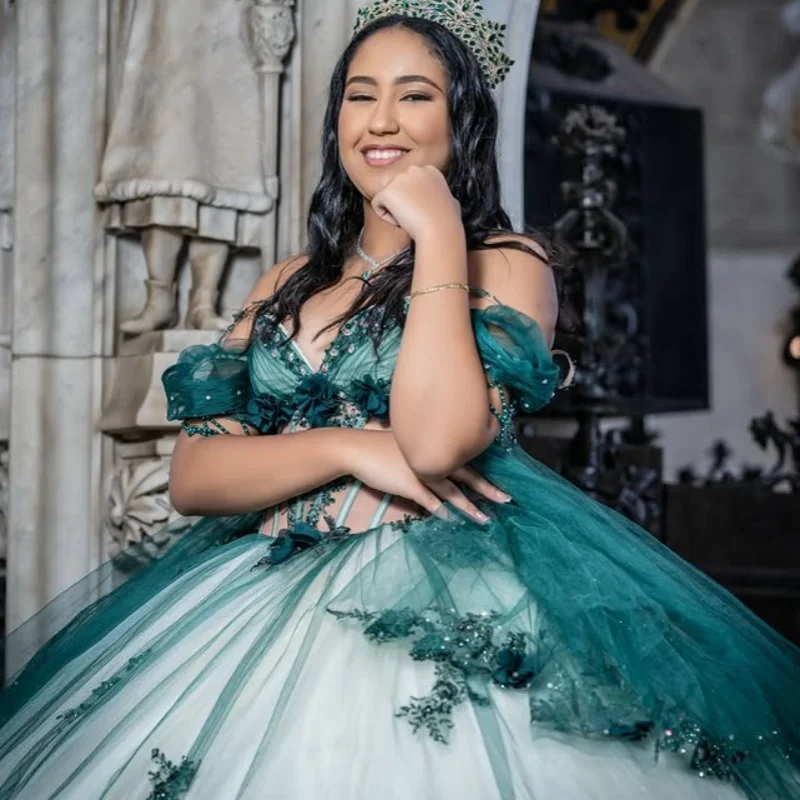 

Зеленые платья Quinceanera по индивидуальному заказу с открытыми плечами, блестящая наклейка, 3D цветок, длинный хвост, тюлевое платье 15, Quinceanera