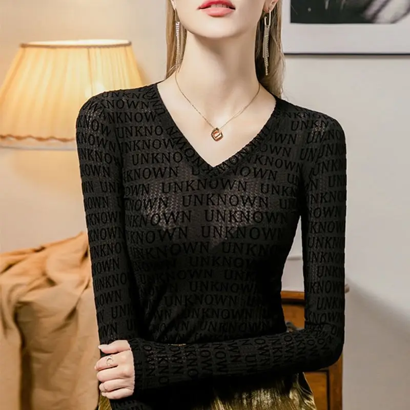 

2025 Spring and Autumn New Temperature V-neck Letter Print Lace Bottom Shirt for Women Slim-fitting Long-sleeved T-shirt