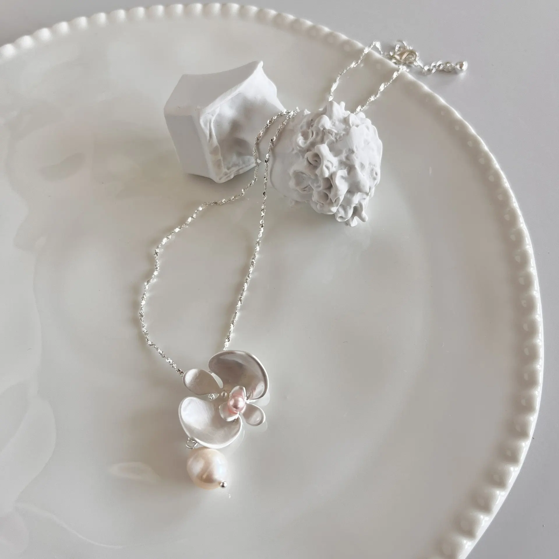 

Withered Silver White Butterfly Orchid Metal Petal Natural Pearl Pendant Necklace Jewelry Necklace Necklaces For Women